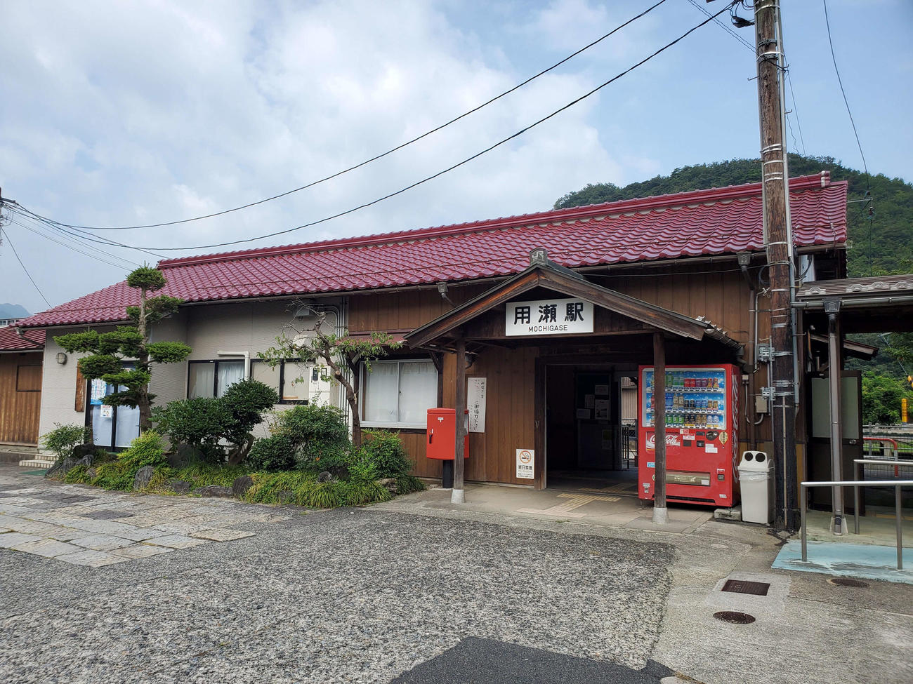 〈6〉流しびなでは多くの利用客がある用瀬駅