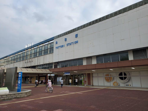 〈2〉鳥取駅は高架のターミナル駅でありながら非電化。高知駅と並ぶ珍しい形となっている
