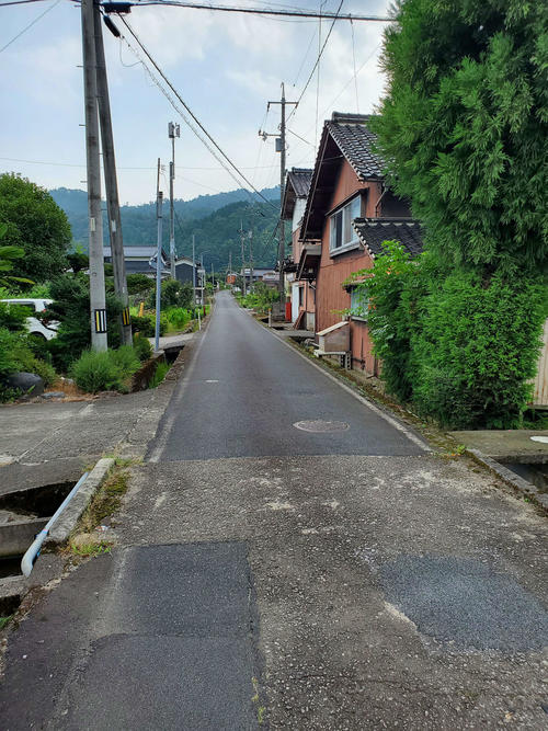 〈11〉バスを降りて細い坂道を登っていくと国英駅に到着する