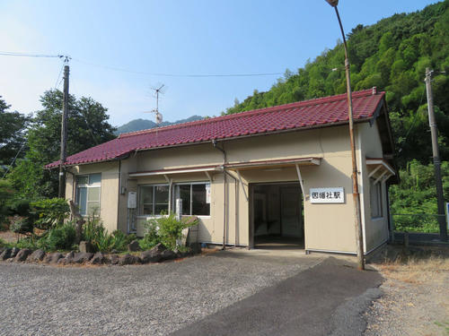 〈4〉因幡社駅には理髪店が入居している