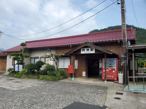 〈6〉流しびなでは多くの利用客がある用瀬駅