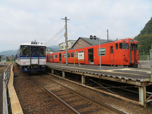 〈8〉JRの車両と智頭急行の車両がすれ違う