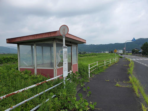 〈10〉国英駅前のバス停を降りても付近に駅は見えなかった