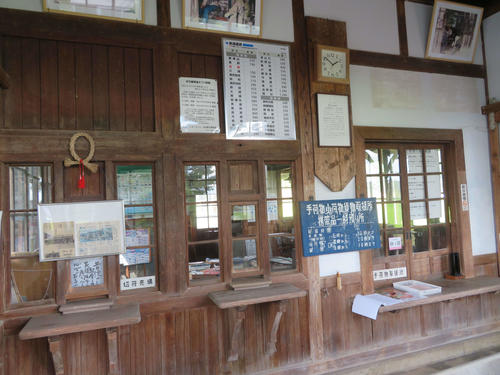 〈11〉駅舎内は当時のものがそのまま残されている