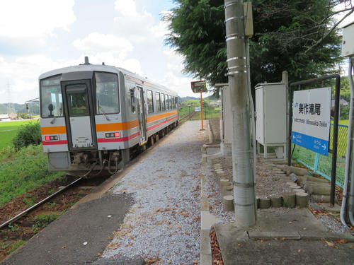 〈15〉美作滝尾を去っていく列車