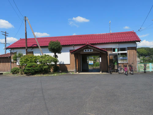 〈4〉赤い屋根が特徴的な高野駅