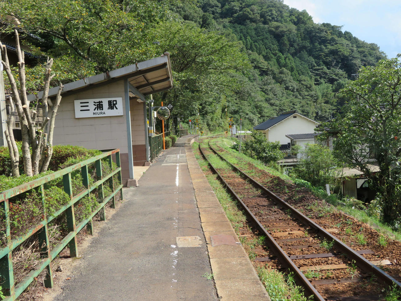〈3〉戦後生まれの三浦駅は駅舎のない棒状駅