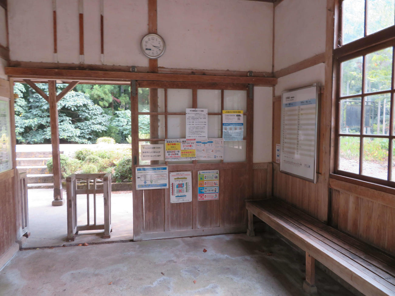 〈9〉木製の改札が残る