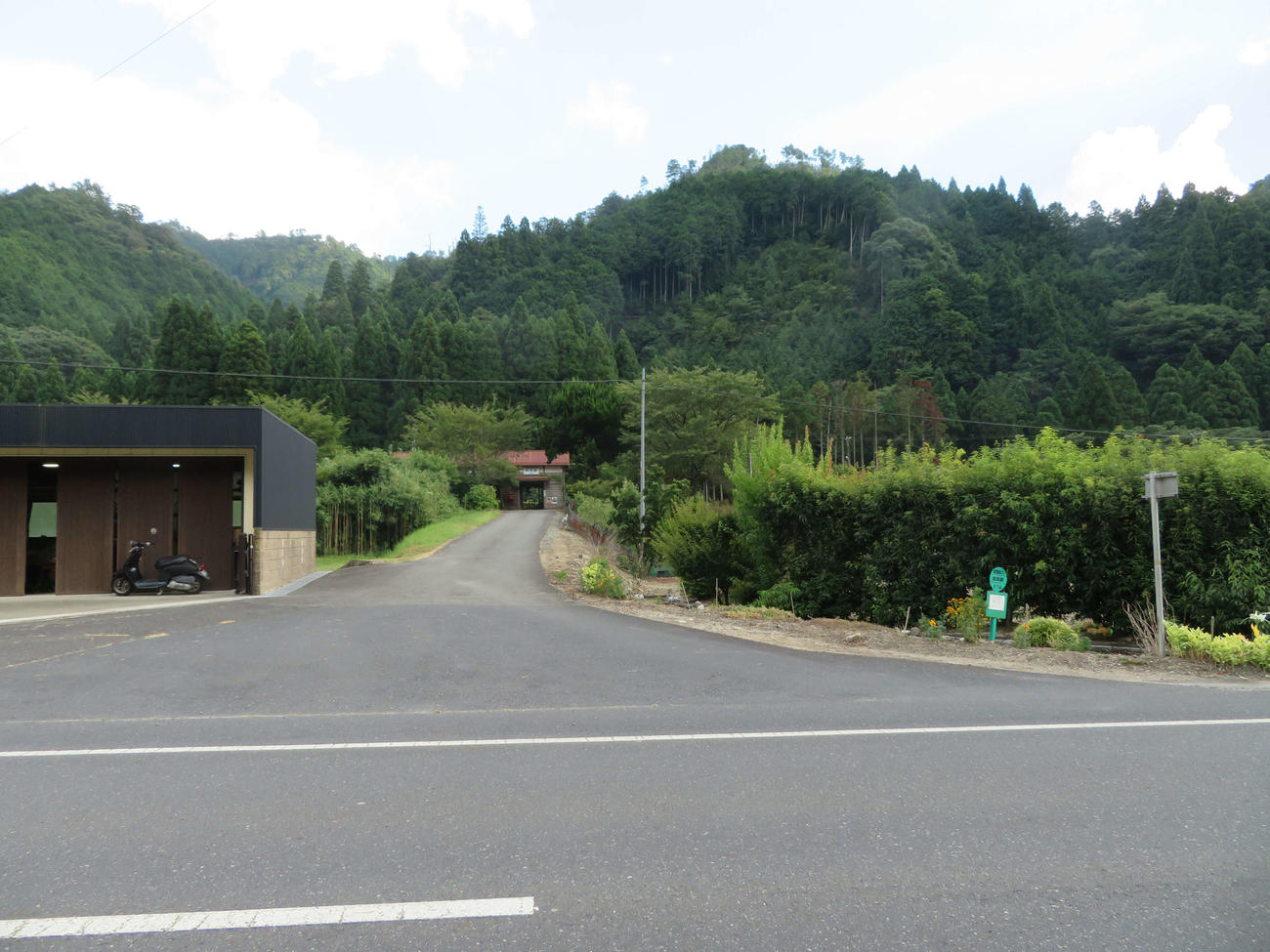〈10〉知和駅（奥に見える）から県道に降りると向かい車線にバス停はあるが、こちら側はいくら探してもなかった