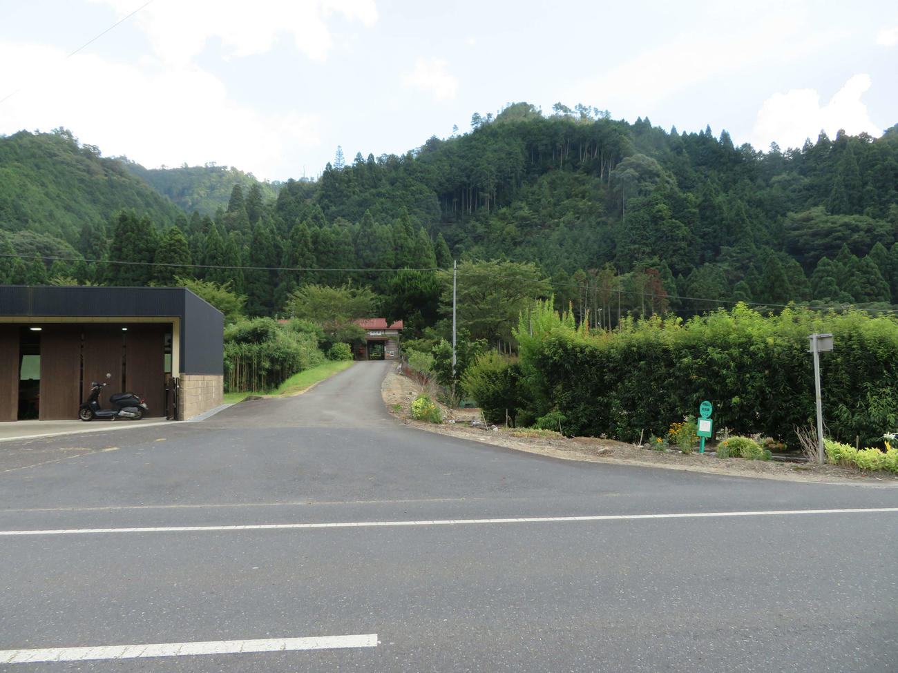 〈10〉知和駅（奥に見える）から県道に降りると向かい車線にバス停はあるが、こちら側はいくら探してもなかった