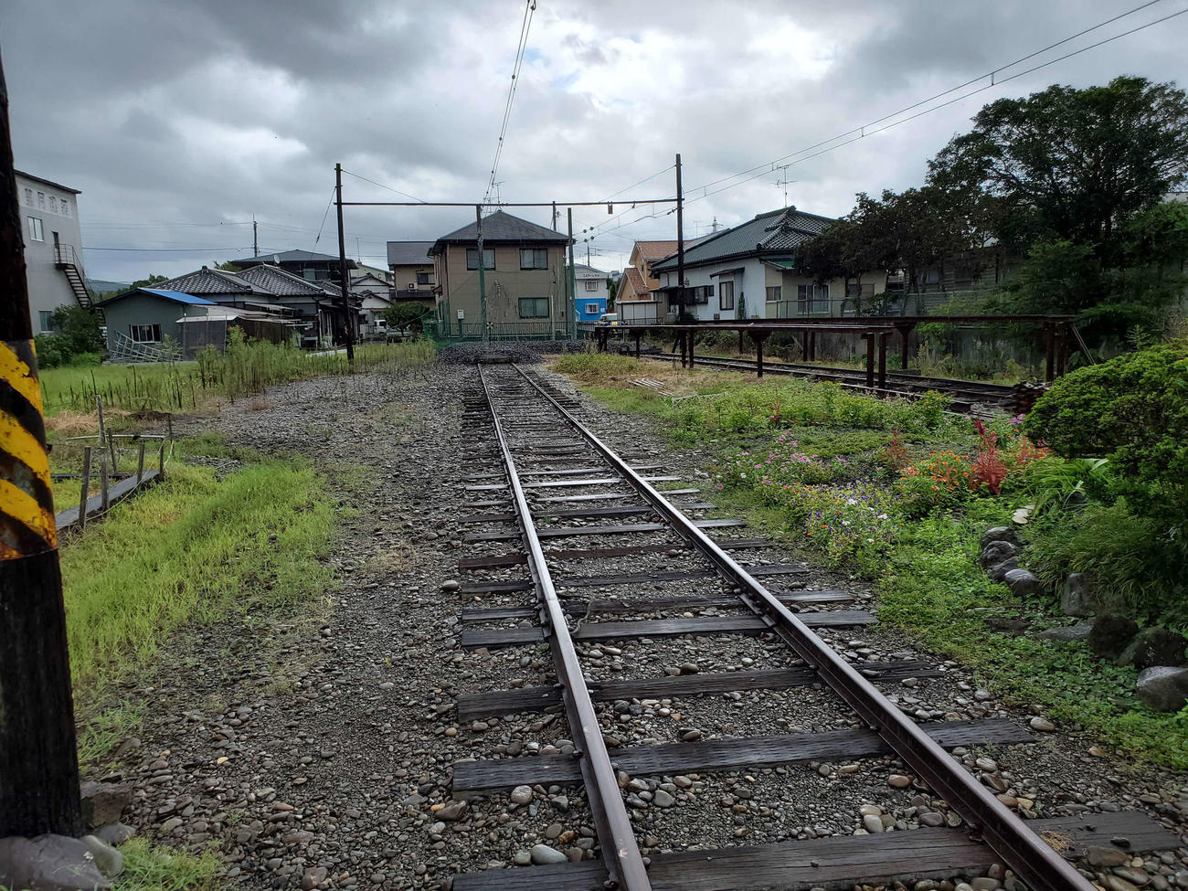 〈15〉線路はここで途切れていて周辺は民家が並ぶ