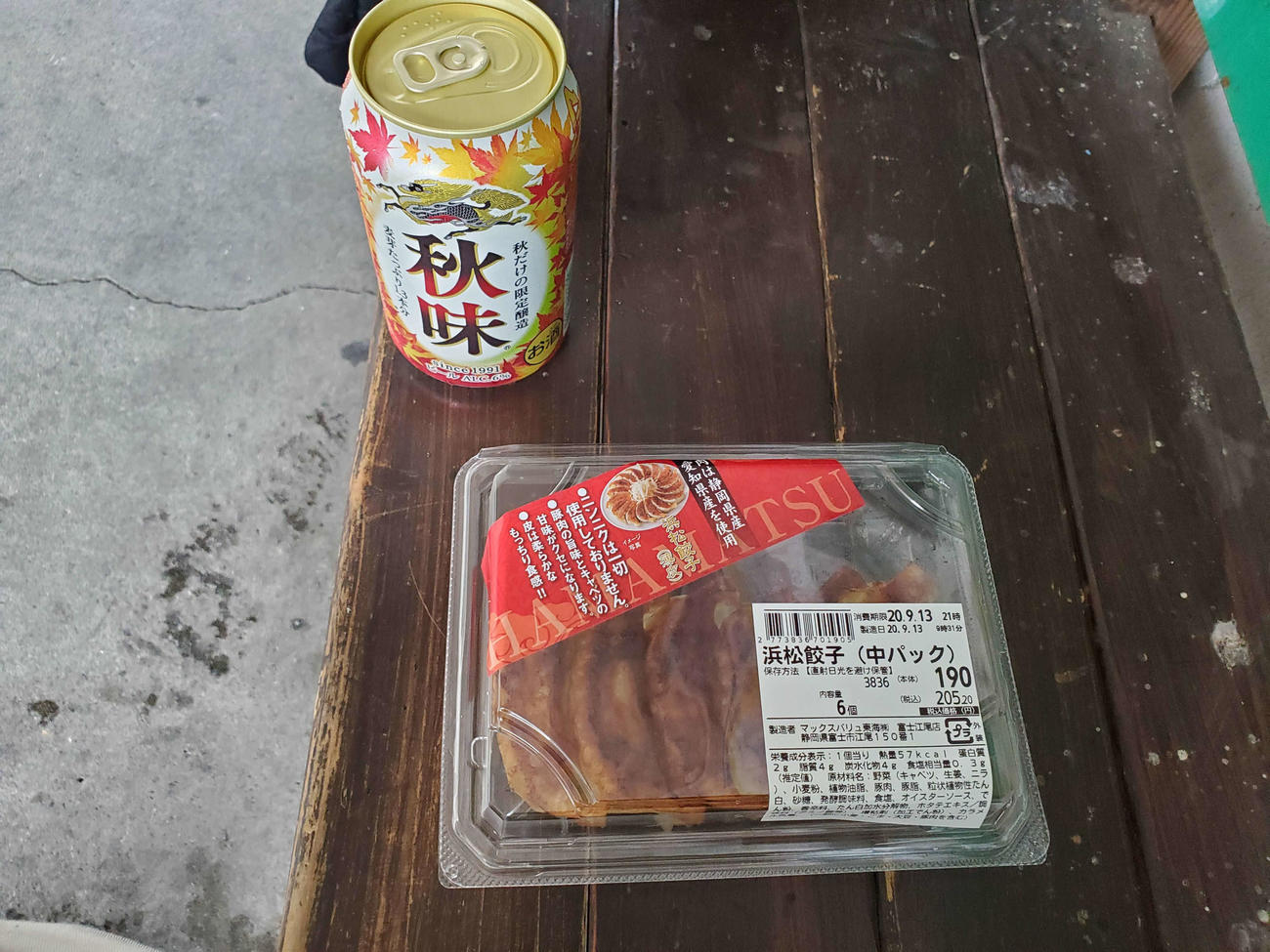 〈16〉秋が訪れつつある駅舎でカンパイした