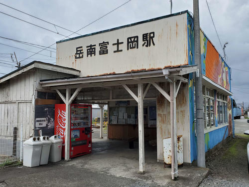 〈9〉岳南富士岡駅は車庫を有している
