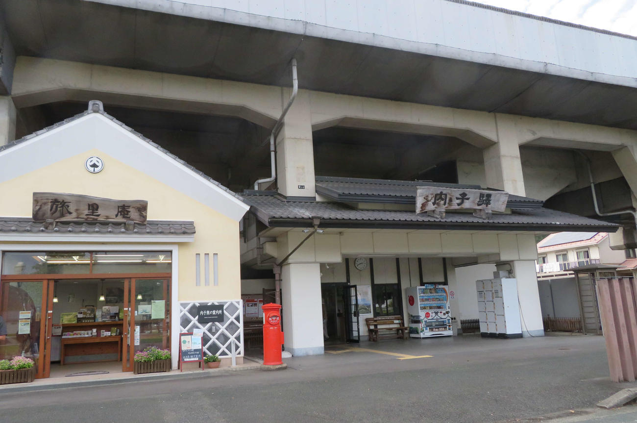 〈11〉高架駅に生まれ変わった内子駅はすべての特急が停車する