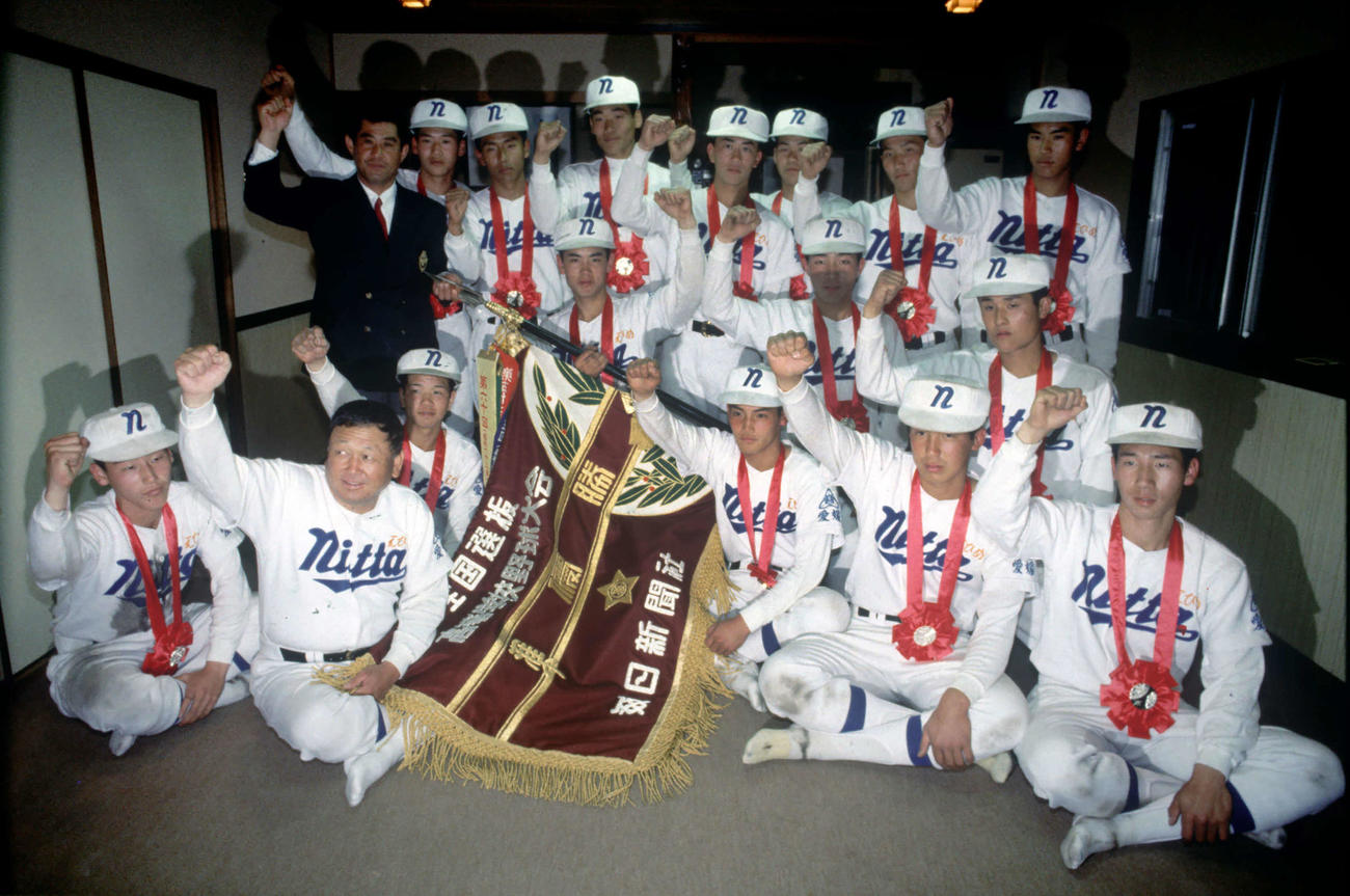 〈6〉第62回選抜高校野球大会決勝　準優勝した新田ナイン。前列左から2人目が一色監督（1990年4月4日）