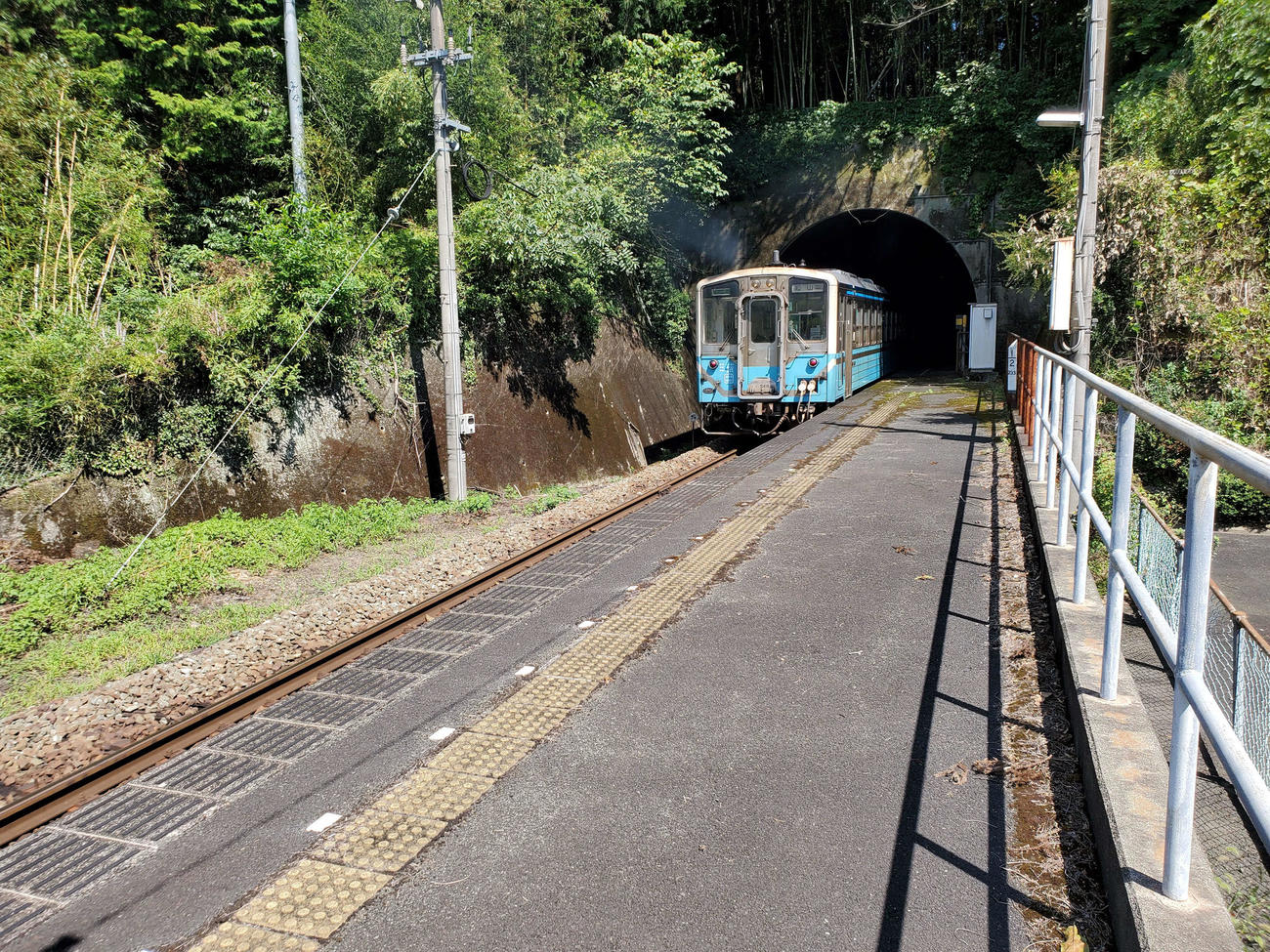 〈9〉内子線付け替えで移設された五十崎駅はホームの一部がトンネル内にある