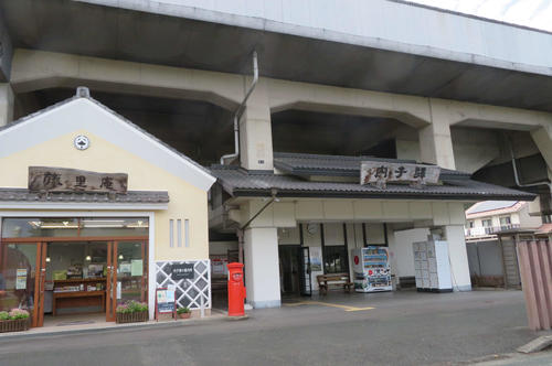 〈11〉高架駅に生まれ変わった内子駅はすべての特急が停車する