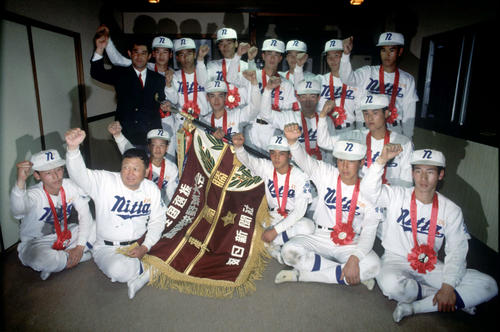〈6〉第62回選抜高校野球大会決勝　準優勝した新田ナイン。前列左から2人目が一色監督（1990年4月4日）