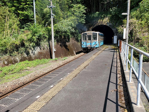 〈9〉内子線付け替えで移設された五十崎駅はホームの一部がトンネル内にある