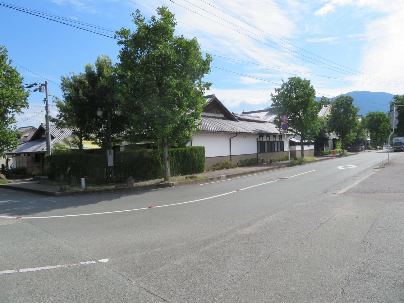 〈17〉旧内子駅跡の自治センター。左に小さく見えるのが石碑