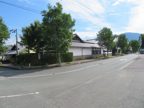 〈17〉旧内子駅跡の自治センター。左に小さく見えるのが石碑