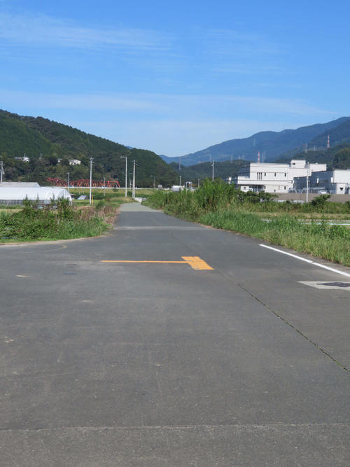 〈3〉線路沿いの公園からの道路が線路跡のようだ
