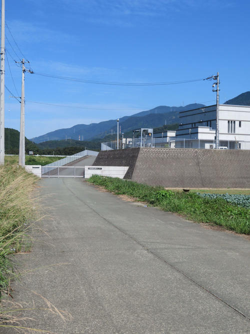〈4〉線路跡と思われる道路は浄水場で行き止まりとなっている