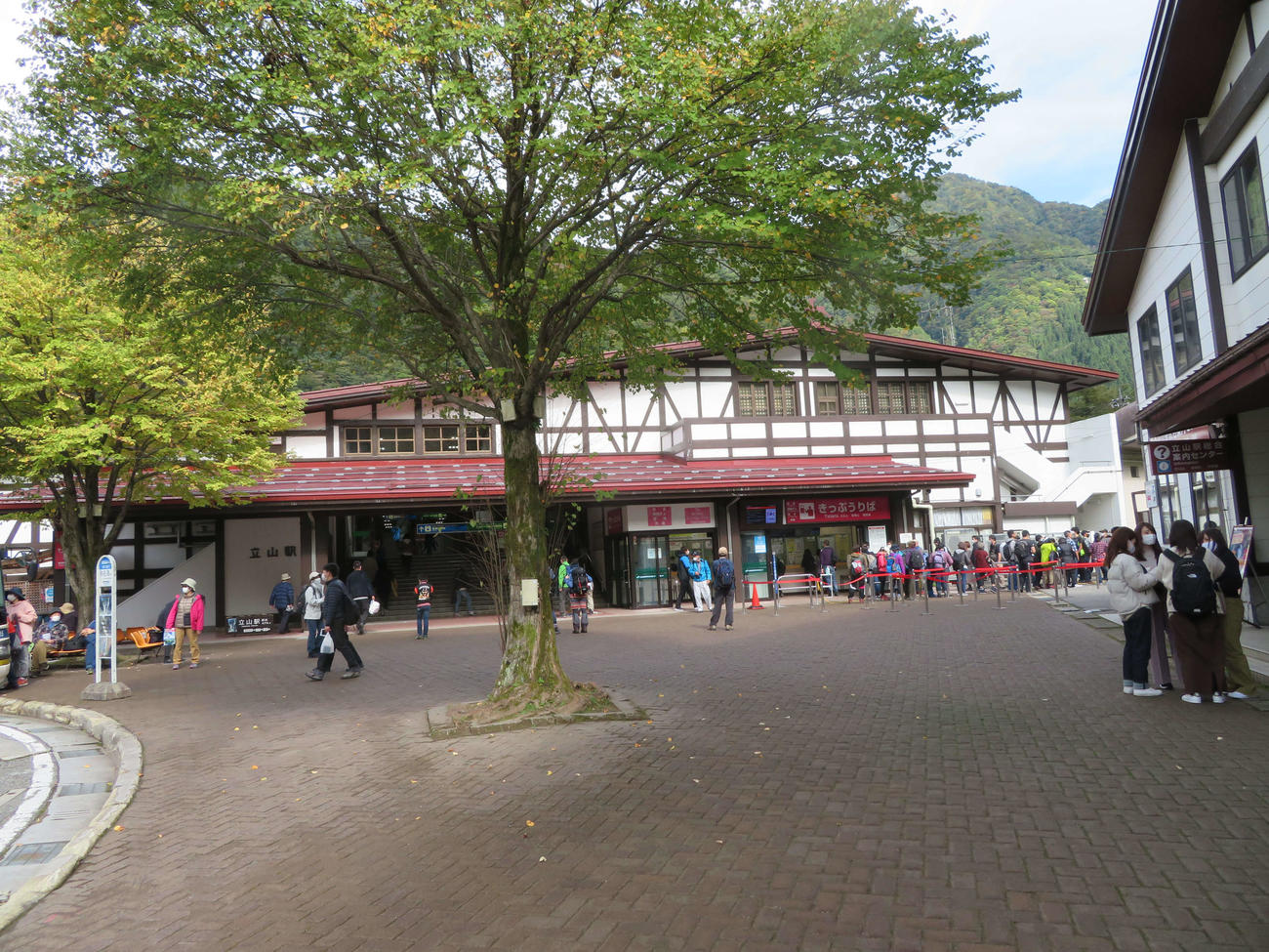 〈16〉多くの人でにぎわう立山駅