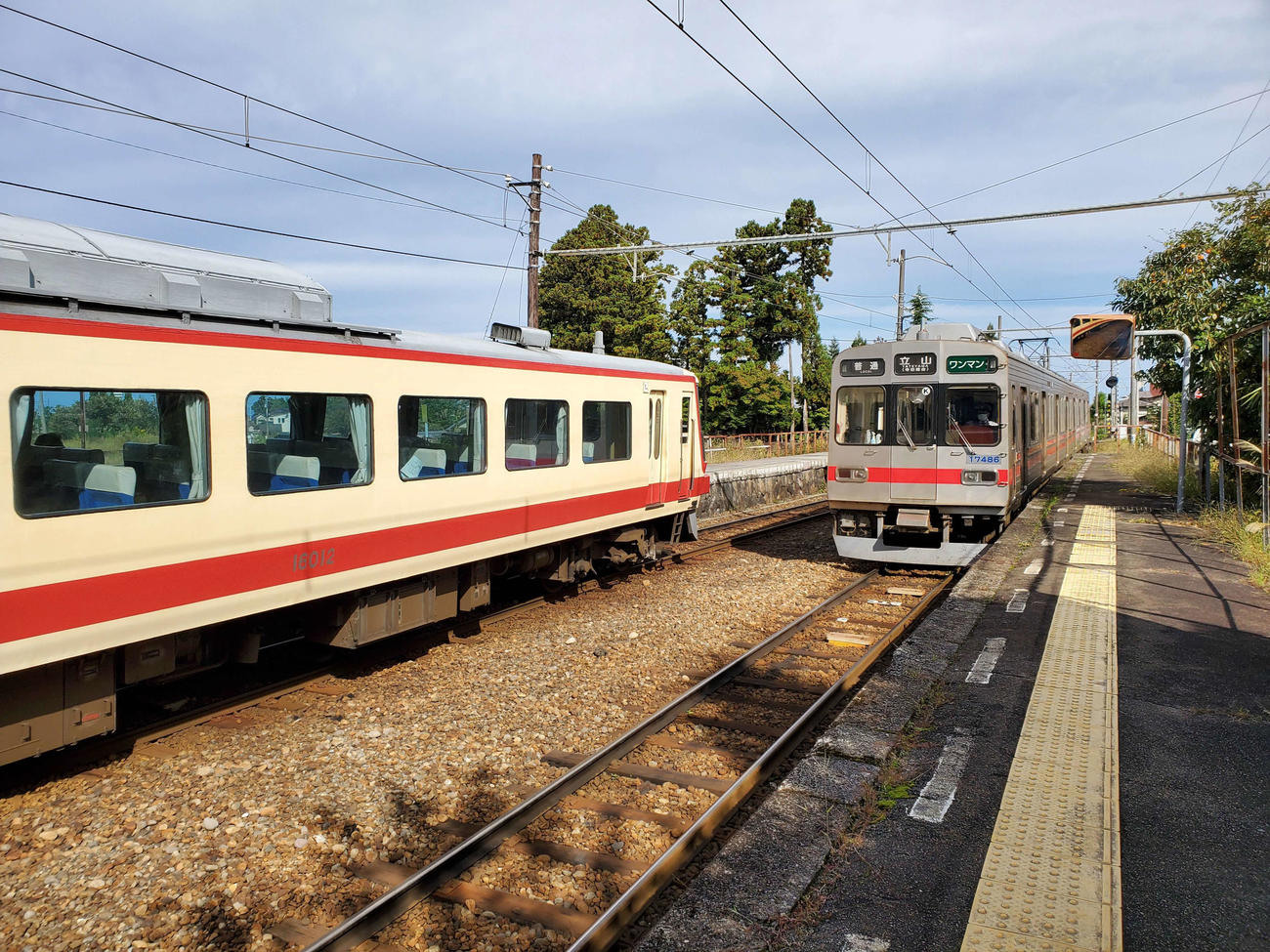 〈29〉岩峅寺でレッドアローに遭遇したが、こちらが乗るのは東急車の方だった