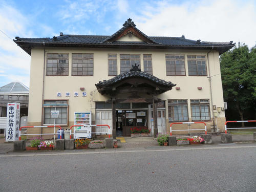 〈10〉荘厳な岩峅寺の駅舎