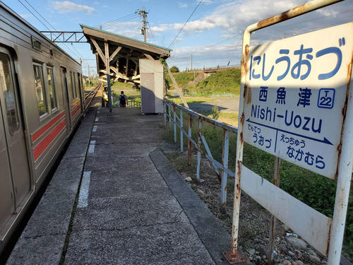 〈28〉ホームと駅名標