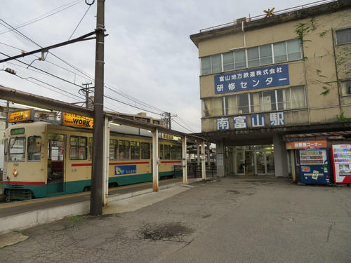 〈3〉軌道線と鉄道線の乗換駅である南富山。屋上に踏切が見える