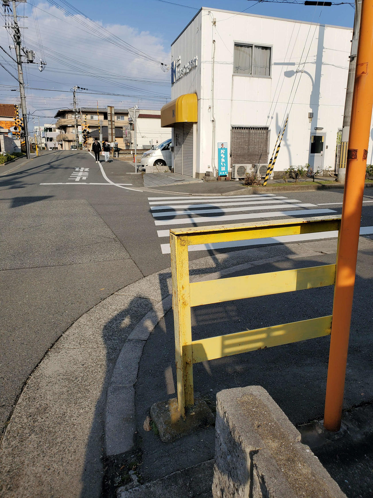 〈11〉高砂線の踏切跡が残っている。奥に見えるのは山陽電鉄の踏切
