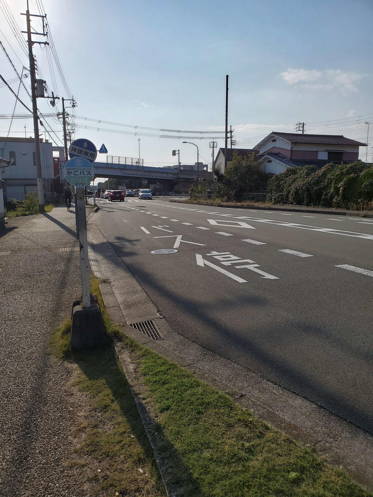 〈4〉現在バス停になっている場所が鶴林寺駅跡だと思われる。鶴林寺は道路をはさんだ右手にある