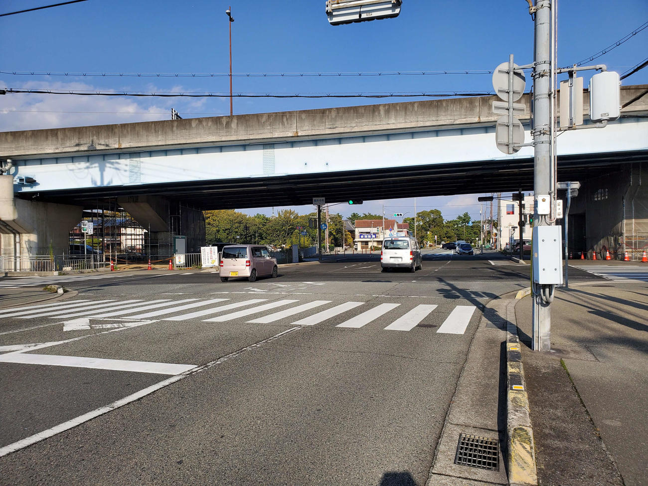 〈6〉国道250号をくぐった後に逆方向を見る。高架向こうの左が鶴林寺、右が〈4〉のバス停