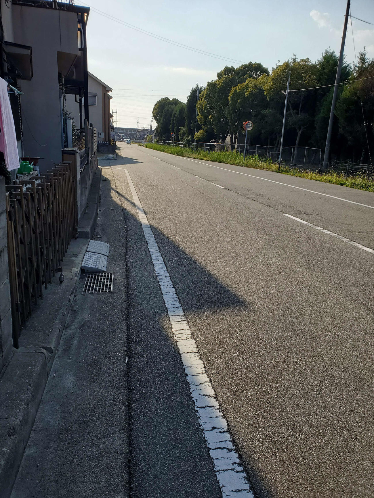 〈7〉廃線跡は広い道路となっている