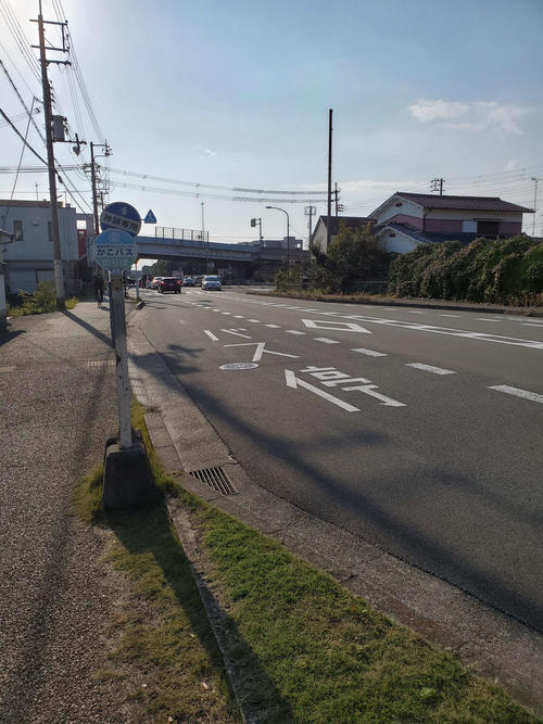 〈4〉現在バス停になっている場所が鶴林寺駅跡だと思われる。鶴林寺は道路をはさんだ右手にある