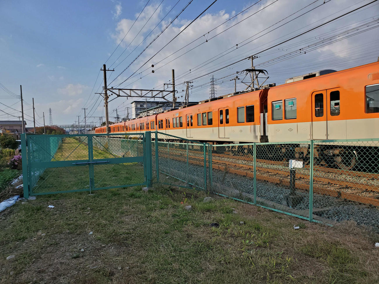 〈1〉山陽電鉄と並行していた廃線跡はフェンスで覆われているが、くっきり残っている