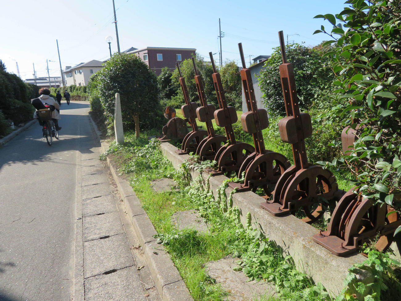 〈12〉転轍機の跡が残り、傍らには腕木式信号機もある