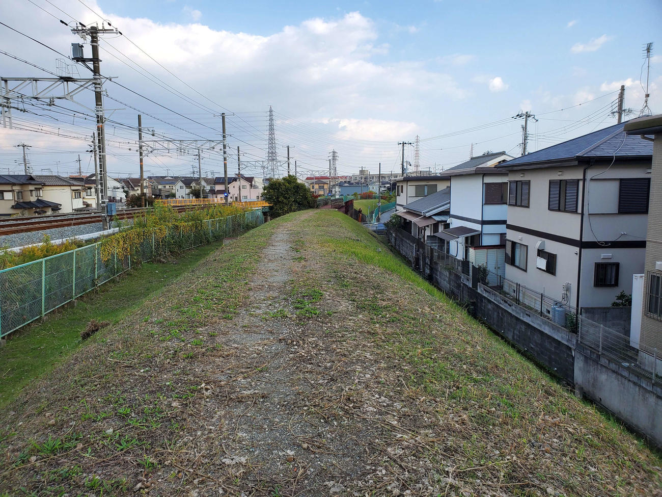 〈8〉住宅街に廃線跡が残ることがよく分かる