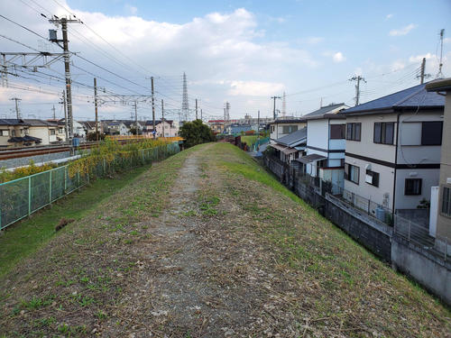 〈8〉住宅街に廃線跡が残ることがよく分かる