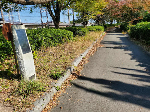 〈10〉加古川方面(奥)から歩いてくると山陽電鉄の旧高砂駅のモニュメントがある