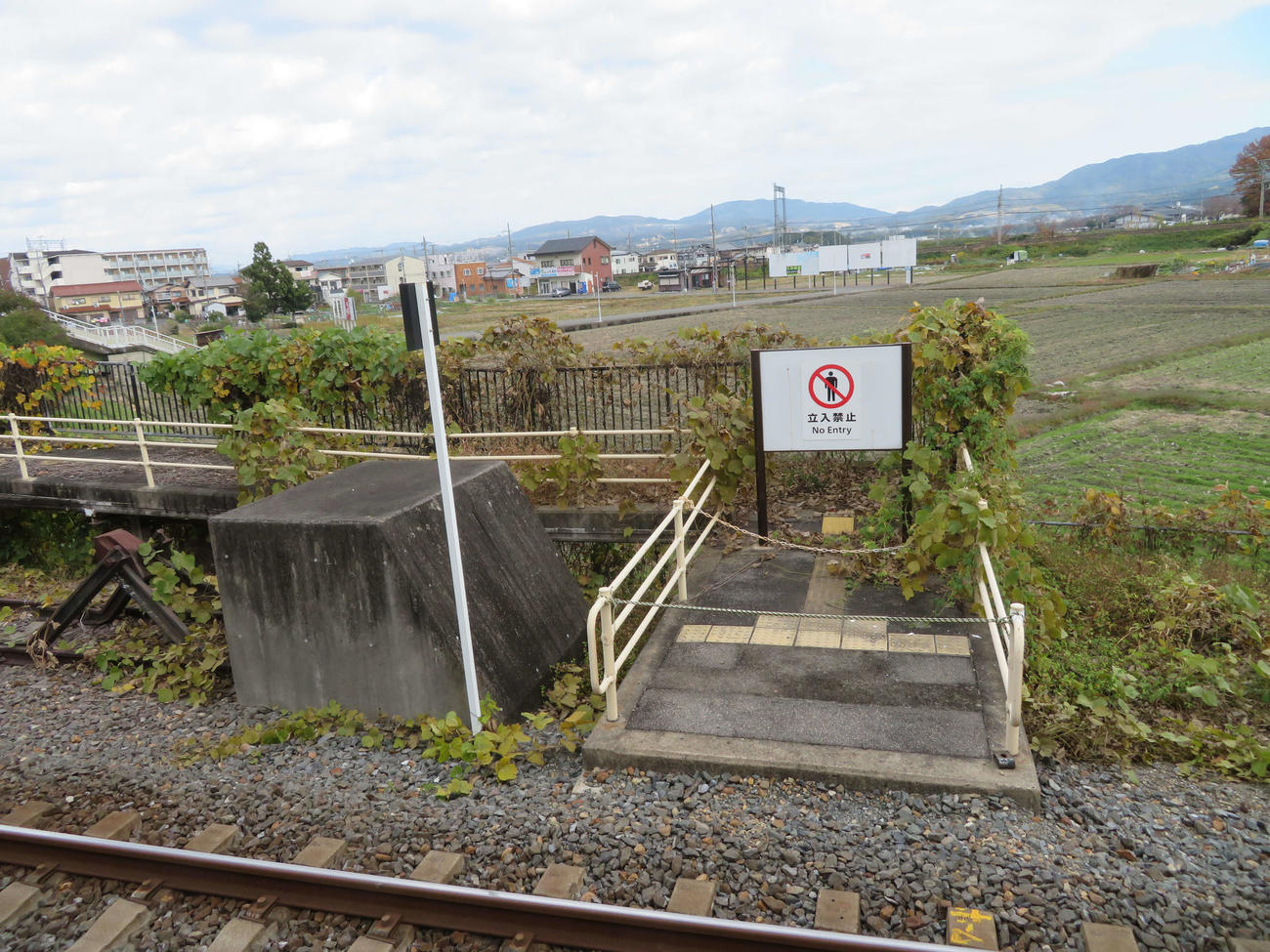 〈4〉かつての構内踏切の跡も残る