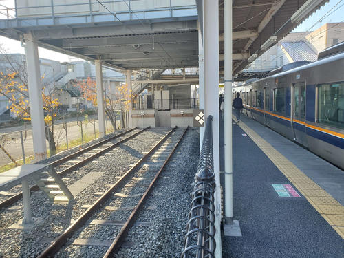 〈13〉祝園駅は留置線も設置されている
