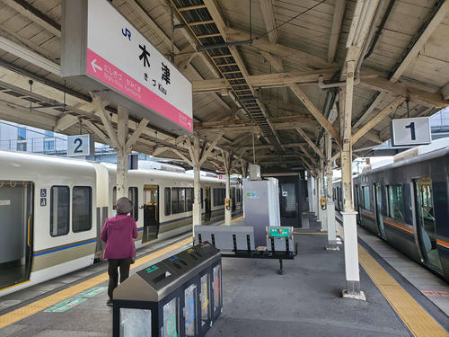 〈15〉関西本線、奈良線、片町線が交差する木津は乗り換えが考慮されたダイヤとなっている