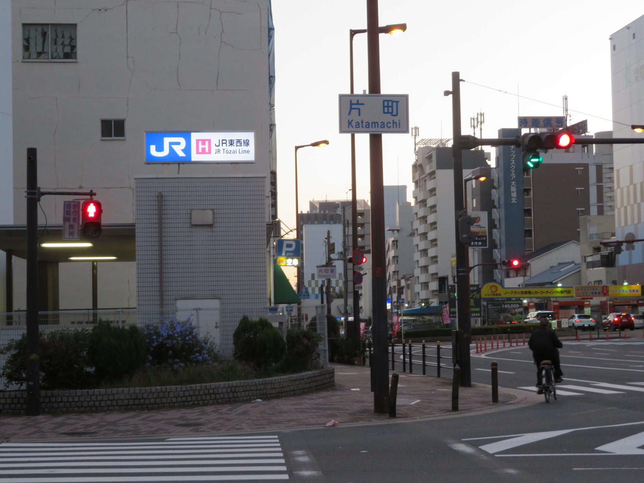 〈10〉大阪城北詰駅から地上に出ると片町の交差点。片町駅は道路がカーブするあたりにあった