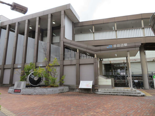 〈1〉京田辺駅には蒸気機関車の動輪が展示されている