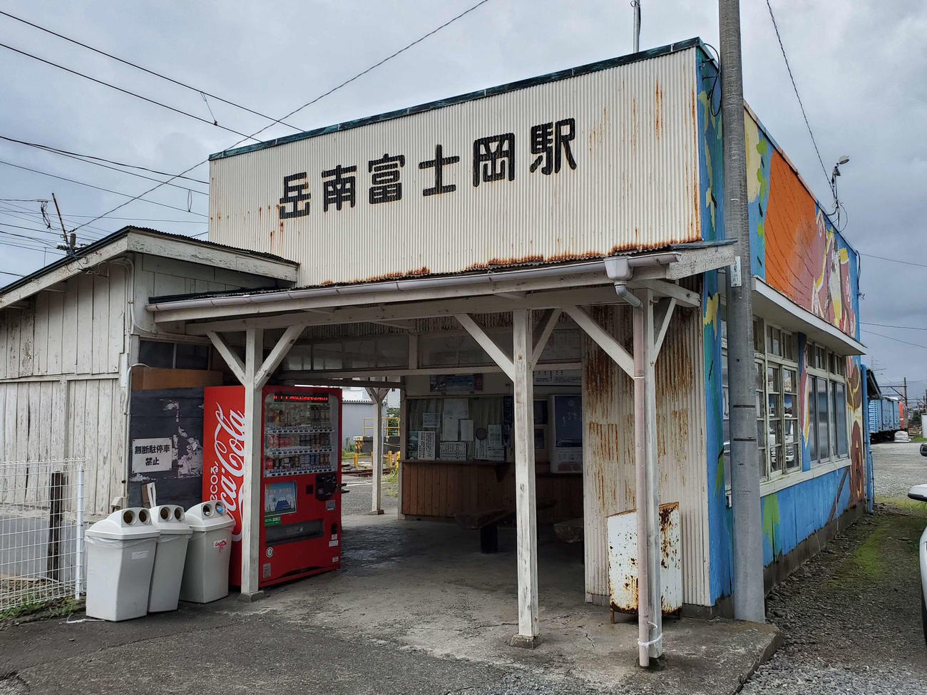 〈14〉かつて活躍した機関車が留置されている岳南富士岡駅