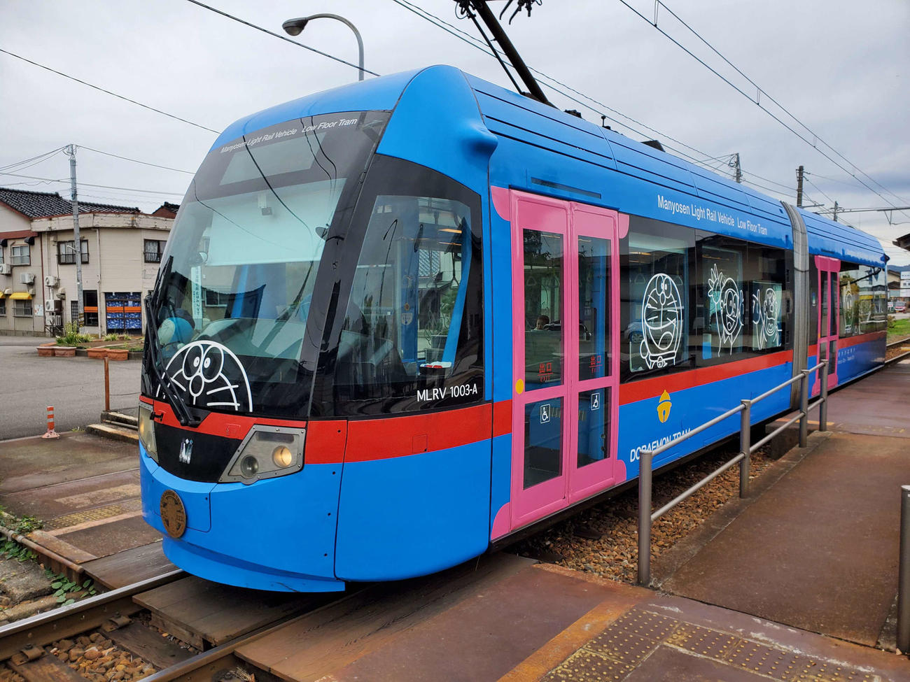 〈17〉念願のドラえもんトラムに乗車（西新湊駅）