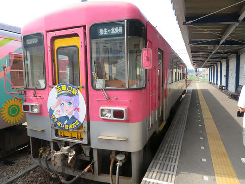 〈8〉行き違い設備完成のヘッドマーク付き列車